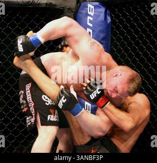 15. November 2008 - Las Vegas, Nevada, USA - UFC-Schwergewichtsmeister RANDY COUTURE, rechts, kämpft gegen den Herausforderer BROCK LESNAR im Titelkampf am Samstag, 15. November 2008 in Las Vegas, NV. Lesnar gewann den Titel und den Kampf in 3:07 der zweiten Runde, nachdem der Schiedsrichter den Kampf beendet hatte. (Kreditbild: © Barry Sweet/ZUMA Press) Stockfoto