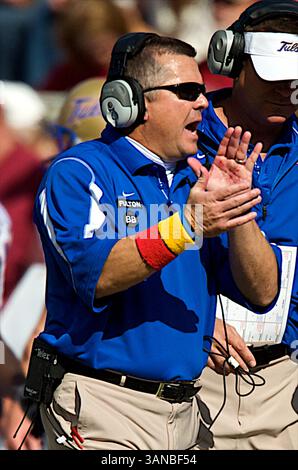 1. November 2008: Tulsa-Cheftrainer Todd Graham arbeitet daran, den Geist am Rande zu halten. Die Arkansas Razorbacks besiegten die Tulsa Hurricanes 30-23 in Fayetteville, AR. (Bild: © Richey Miller/Cal Sport Media) Stockfoto