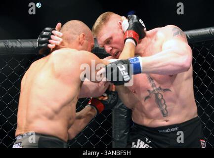 15. November 2008 - Las Vegas, Nevada, USA - UFC-Schwergewichtsmeister RANDY COUTURE, links, kämpft gegen den Herausforderer BROCK LESNAR im Titelkampf am Samstag, 15. November 2008 in Las Vegas, NV. Lesnar gewann den Titel und den Kampf in 3:07 der zweiten Runde, nachdem der Schiedsrichter den Kampf beendet hatte. (Kreditbild: © Barry Sweet/BARRY SWEET /ZUMA Press) Stockfoto