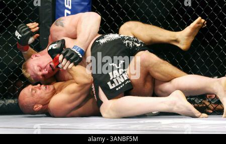 UFC-Schwergewichtsmeister RANDY COUTURE, unterster, kämpft gegen den Herausforderer BROCK LESNAR im Titelkampf am Samstag, 15. November 2008 in Las Vegas, NV. Lesnar gewann den Titel und den Kampf in 3:07 der zweiten Runde, nachdem der Schiedsrichter den Kampf beendet hatte. Stockfoto
