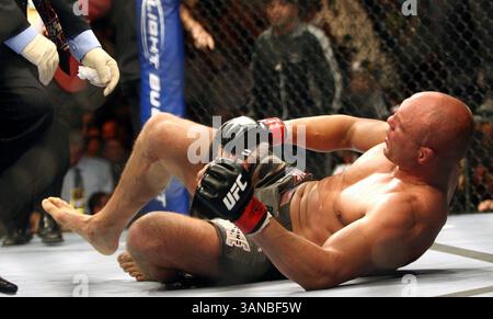 UFC-Schwergewichtsmeister RANDY COUTURE versucht, aufzustehen, nachdem er gegen den Herausforderer BROCK LESNAR im Titelkampf am Samstag, den 15. November 2008 in Las Vegas, NV, kämpfte. Lesnar gewann den Titel und den Kampf in 3:07 der zweiten Runde, nachdem der Schiedsrichter den Kampf beendet hatte. Stockfoto