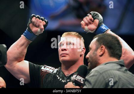 15. November 2008 - Las Vegas, Nevada, USA - UFC-Spieler BROCK LESNAR feiert seinen Sieg über Champion RANDY COUTURE im Titelkampf am Samstag, 15. November 2008 in Las Vegas, NV. Lesnar gewann den Titel und den Kampf in 3:07 der zweiten Runde, nachdem der Schiedsrichter den Kampf beendet hatte. (Kreditbild: © Barry Sweet/ZUMA Press) Stockfoto