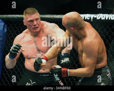UFC-Schwergewichtsmeister RANDY COUTURE, rechts, kämpft gegen den Herausforderer BROCK LESNAR im Titelkampf am Samstag, 15. November 2008 in Las Vegas, NV. Lesnar gewann den Titel und den Kampf in 3:07 der zweiten Runde, nachdem der Schiedsrichter den Kampf beendet hatte. Stockfoto