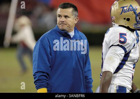Am 15. November 2008 zeigt Todd Graham, Cheftrainer des Tulsa Golden Hurricane, einen Abscheu, nachdem die Houston Cougars bei einem langen Touchdown-Spiel im Robertson Stadium in Houston, Texas, geschossen hatten. Houston besiegte Tulsa mit 70:30. Wilf Thorne/CSM (Bild: © Wilf Thorne/Cal Sport Media) Stockfoto