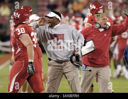 Am 15. November 2008 gratuliert Kevin Sumlin, Cheftrainer der Houston Cougars, seinem Team, nachdem er im Robertson Stadium in Houston Texas gegen den Tulsa Golden Hurricane geschossen hat. Houston besiegte Tulsa mit 70:30. Wilf Thorne/CSM (Bild: © Wilf Thorne/Cal Sport Media) Stockfoto