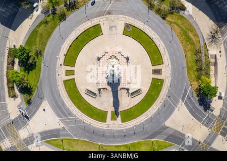 Luftaufnahme von oben auf den leeren Platz Marquês de Pombal ohne Autos während der ersten COVID-19-Welle in Lissabon, Portugal. Stockfoto