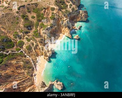 Aus der Vogelperspektive auf die Küste und den Strand von Ponta da Piedade in portugal. Stockfoto