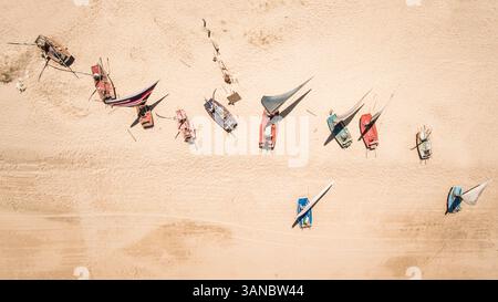 Blick aus der Vogelperspektive auf traditionelle Fischerboote am Strand in Brasilien. Stockfoto