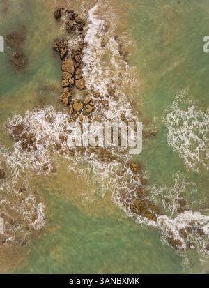 Luftaufnahme des felsigen Meeres in Cajueiro, Brasilien. Stockfoto