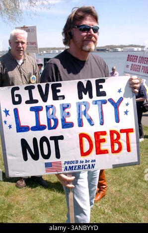 April 2010 - New Haven, C.. T, USA – New Haven Tea Party. Long Wharf Drive, New Haven CT.04-15-2010.Amerikaner vereinigen sich, um ihre Meinungen und Frustrationen über den Zustand unseres Landes und die Föderalisierung unserer Wirtschaft durch die US-Regierung zu äußern. 2010..K64614JKRON.(Bild: © Globe Photos/ZUMApress.com) Stockfoto