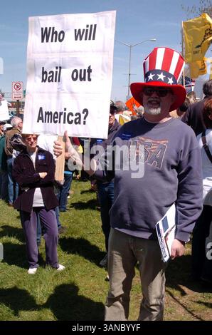 April 2010 - New Haven, C.. T, USA – New Haven Tea Party. Long Wharf Drive, New Haven CT.04-15-2010.Amerikaner vereinigen sich, um ihre Meinungen und Frustrationen über den Zustand unseres Landes und die Föderalisierung unserer Wirtschaft durch die US-Regierung zu äußern. 2010..K64614JKRON.(Bild: © Globe Photos/ZUMApress.com) Stockfoto
