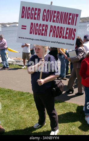 April 2010 - New Haven, C.. T, USA – New Haven Tea Party. Long Wharf Drive, New Haven CT.04-15-2010.Amerikaner vereinigen sich, um ihre Meinungen und Frustrationen über den Zustand unseres Landes und die Föderalisierung unserer Wirtschaft durch die US-Regierung zu äußern. 2010..K64614JKRON.(Bild: © Globe Photos/ZUMApress.com) Stockfoto