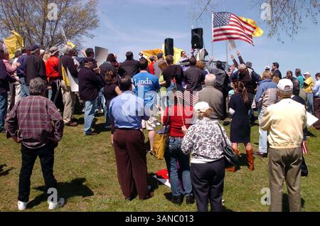 April 2010 - New Haven, C.. T, USA – New Haven Tea Party. Long Wharf Drive, New Haven CT.04-15-2010.Amerikaner vereinigen sich, um ihre Meinungen und Frustrationen über den Zustand unseres Landes und die Föderalisierung unserer Wirtschaft durch die US-Regierung zu äußern. 2010..K64614JKRON.(Bild: © Globe Photos/ZUMApress.com) Stockfoto