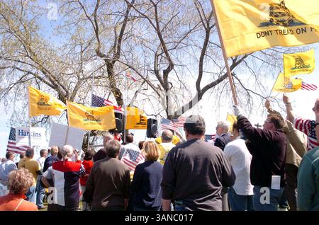 April 2010 - New Haven, C.. T, USA – New Haven Tea Party. Long Wharf Drive, New Haven CT.04-15-2010.Amerikaner vereinigen sich, um ihre Meinungen und Frustrationen über den Zustand unseres Landes und die Föderalisierung unserer Wirtschaft durch die US-Regierung zu äußern. 2010..K64614JKRON.(Bild: © Globe Photos/ZUMApress.com) Stockfoto
