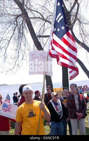 April 2010 - New Haven, C.. T, USA – New Haven Tea Party. Long Wharf Drive, New Haven CT.04-15-2010.Amerikaner vereinigen sich, um ihre Meinungen und Frustrationen über den Zustand unseres Landes und die Föderalisierung unserer Wirtschaft durch die US-Regierung zu äußern. 2010..K64614JKRON.(Bild: © Globe Photos/ZUMApress.com) Stockfoto