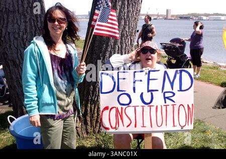 April 2010 - New Haven, C.. T, USA – New Haven Tea Party. Long Wharf Drive, New Haven CT.04-15-2010.Amerikaner vereinigen sich, um ihre Meinungen und Frustrationen über den Zustand unseres Landes und die Föderalisierung unserer Wirtschaft durch die US-Regierung zu äußern. 2010..K64614JKRON.(Bild: © Globe Photos/ZUMApress.com) Stockfoto