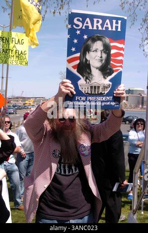 April 2010 - New Haven, C.. T, USA – New Haven Tea Party. Long Wharf Drive, New Haven CT.04-15-2010.Amerikaner vereinigen sich, um ihre Meinungen und Frustrationen über den Zustand unseres Landes und die Föderalisierung unserer Wirtschaft durch die US-Regierung zu äußern. 2010..K64614JKRON.(Bild: © Globe Photos/ZUMApress.com) Stockfoto