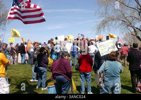 April 2010 - New Haven, C.. T, USA – New Haven Tea Party. Long Wharf Drive, New Haven CT.04-15-2010.Amerikaner vereinigen sich, um ihre Meinungen und Frustrationen über den Zustand unseres Landes und die Föderalisierung unserer Wirtschaft durch die US-Regierung zu äußern. 2010..K64614JKRON.(Bild: © Globe Photos/ZUMApress.com) Stockfoto