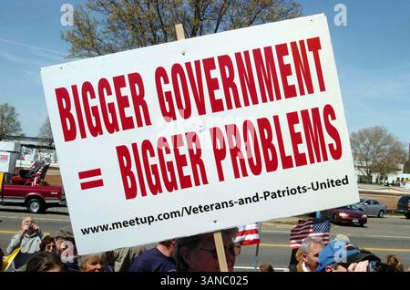 April 2010 - New Haven, C.. T, USA – New Haven Tea Party. Long Wharf Drive, New Haven CT.04-15-2010.Amerikaner vereinigen sich, um ihre Meinungen und Frustrationen über den Zustand unseres Landes und die Föderalisierung unserer Wirtschaft durch die US-Regierung zu äußern. 2010..K64614JKRON.(Bild: © Globe Photos/ZUMApress.com) Stockfoto