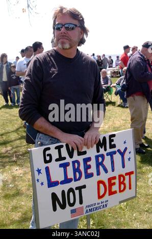 April 2010 - New Haven, C.. T, USA – New Haven Tea Party. Long Wharf Drive, New Haven CT.04-15-2010.Amerikaner vereinigen sich, um ihre Meinungen und Frustrationen über den Zustand unseres Landes und die Föderalisierung unserer Wirtschaft durch die US-Regierung zu äußern. 2010..K64614JKRON.(Bild: © Globe Photos/ZUMApress.com) Stockfoto