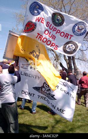April 2010 - New Haven, C.. T, USA – New Haven Tea Party. Long Wharf Drive, New Haven CT.04-15-2010.Amerikaner vereinigen sich, um ihre Meinungen und Frustrationen über den Zustand unseres Landes und die Föderalisierung unserer Wirtschaft durch die US-Regierung zu äußern. 2010..K64614JKRON.(Bild: © Globe Photos/ZUMApress.com) Stockfoto