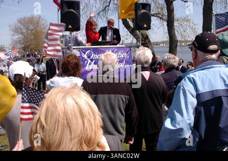 April 2010 - New Haven, C.. T, USA – New Haven Tea Party. Long Wharf Drive, New Haven CT.04-15-2010.Amerikaner vereinigen sich, um ihre Meinungen und Frustrationen über den Zustand unseres Landes und die Föderalisierung unserer Wirtschaft durch die US-Regierung zu äußern. 2010..K64614JKRON.(Bild: © Globe Photos/ZUMApress.com) Stockfoto