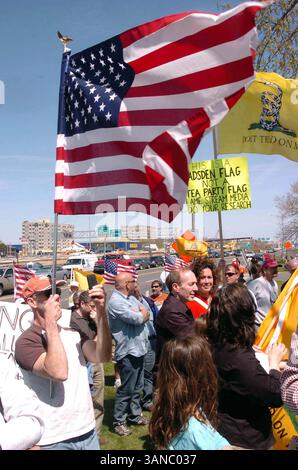 April 2010 - New Haven, C.. T, USA – New Haven Tea Party. Long Wharf Drive, New Haven CT.04-15-2010.Amerikaner vereinigen sich, um ihre Meinungen und Frustrationen über den Zustand unseres Landes und die Föderalisierung unserer Wirtschaft durch die US-Regierung zu äußern. 2010..K64614JKRON.(Bild: © Globe Photos/ZUMApress.com) Stockfoto