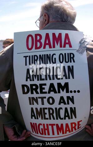 April 2010 - New Haven, C.. T, USA – New Haven Tea Party. Long Wharf Drive, New Haven CT.04-15-2010.Amerikaner vereinigen sich, um ihre Meinungen und Frustrationen über den Zustand unseres Landes und die Föderalisierung unserer Wirtschaft durch die US-Regierung zu äußern. 2010..K64614JKRON.(Bild: © Globe Photos/ZUMApress.com) Stockfoto