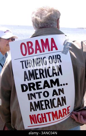 April 2010 - New Haven, C.. T, USA – New Haven Tea Party. Long Wharf Drive, New Haven CT.04-15-2010.Amerikaner vereinigen sich, um ihre Meinungen und Frustrationen über den Zustand unseres Landes und die Föderalisierung unserer Wirtschaft durch die US-Regierung zu äußern. 2010..K64614JKRON.(Bild: © Globe Photos/ZUMApress.com) Stockfoto