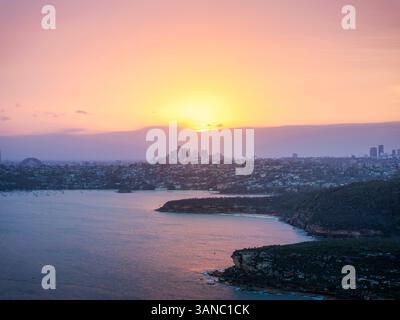 Luftaufnahme der Küstenstadt bei Sonnenuntergang über Manly, New South Wales, Australien. Stockfoto