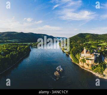 Luftaufnahme des Schlosses Schönbühel an der Donau, Wien, Österreich. Stockfoto
