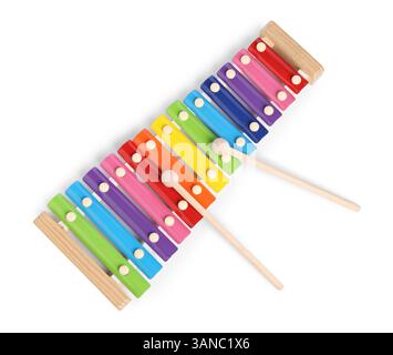 Buntes Spielzeug-Xylophon isoliert auf weiß, Draufsicht. Kindermusikinstrument Stockfoto