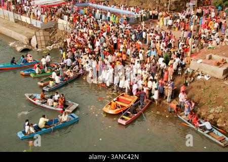 Aus der Vogelperspektive von Menschen, die am Mula-Fluss drangen, um das Idol des Herrn Ganesh, Pune, Maharashtra, Indien, zu erleben Stockfoto