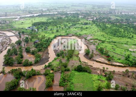 Luftaufnahme einer Luftaufnahme von Ackerland, eingetaucht in Wasserflut, schaukelte am 26. Juli 2005 in Raigad, Maharashtra, Indien Stockfoto