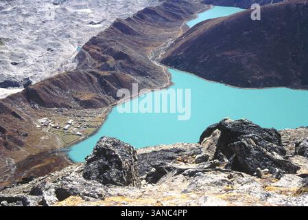 Blick aus der Vogelperspektive auf den Gokyo See und das Dorf, 4750 Meter von Gokyo Ri aus gesehen, 5318 Meter, auf der linken Gletschermoräne, Mount Everest Area, Nepal Stockfoto