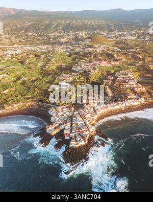 Aus der Vogelperspektive von Punta Brava mit stürzenden Wellen und malerischer Küste, Puerto la Cruz, Spanien. Stockfoto