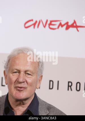 26. Oktober 2008 - Rom, Rom, Italien - Regisseur JOHN IRVING während des Fotorufs „der Garten Eden“ beim Internationalen Filmfestival in Rom 2008. (Kreditbild: © Evandro Inetti/ZUMA Press) EINSCHRÄNKUNGEN: * Italy Rights OUT * Stockfoto