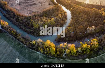 Sonnenuntergang an der Donau, die sich durch die romantische Landschaft der Slowakei schlängelt, in der Nähe von Bratislava Stockfoto
