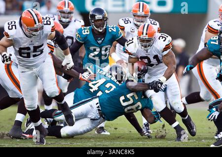 26. Oktober 2008: Jacksonville Jaguars vs Cleveland Browns. Cleveland Browns Running Back Jamal Lewis (31) bricht den Jacksonville Jaguars Linebacker Justin Durant (56) in der zweiten Halbzeit im Jacksonville Municipal Stadium. Die Browns besiegten die Jaguars mit 23:17. (Kreditbild: © Cal Sport Media/ZUMA Press) Stockfoto
