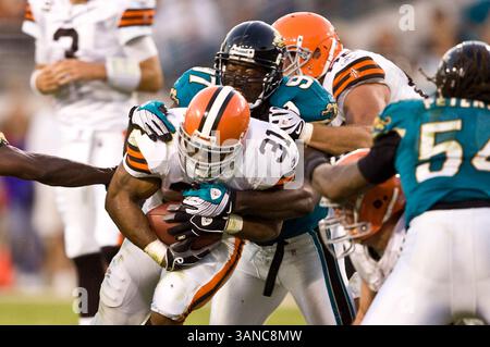26. Oktober 2008: Jacksonville Jaguars vs Cleveland Browns. Cleveland Browns Running Back Jamal Lewis (31) trägt Jacksonville Jaguars Defensive End Reggie Hayward (97) während der zweiten Halbzeit im Jacksonville Municipal Stadium. Die Browns besiegten die Jaguars mit 23:17. (Kreditbild: © Cal Sport Media/ZUMA Press) Stockfoto