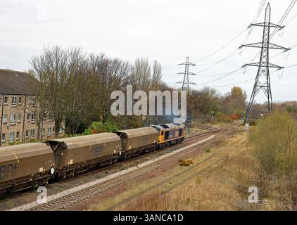 Die GBRf-Lokomotive Nr. 60087 startet einen Zug leerer Biomassentrichter an der Kreuzung Green Lane bei South Shields, als sie im Hafen von Tyne ankommt Stockfoto
