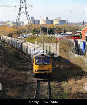 Die GBRf-Lokomotive Nr. 60085 verlässt den Hafen von Tyne mit ihrem Zug beladener importierter Biomasse als 16,54-Stunden-Verbindung zum Kraftwerk Drax. Stockfoto