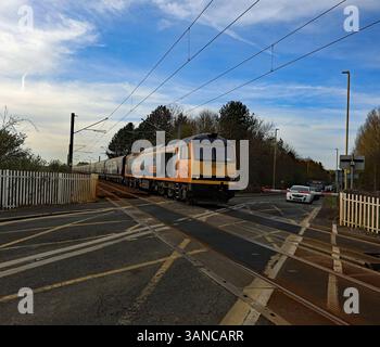 Die GBRf-Lokomotive Nr. 60085 überquert den Bahnübergang der Bolden Lane mit ihrem Zug importierter Biomasse als 16,54-Stunden-Verbindung zum Kraftwerk Drax. Stockfoto
