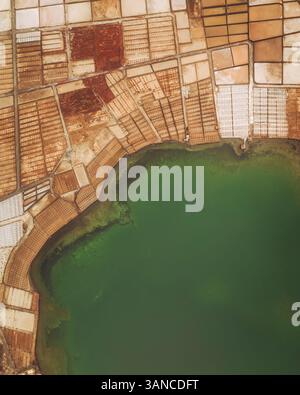 Aus der Vogelperspektive der Salzwiesen und Lagune mit geometrischen Mustern, Laguna de Janubio, Salinas de Janubio, Salzwiesen, Yaiza, Lanzarote, Kanarische Inseln, Stockfoto
