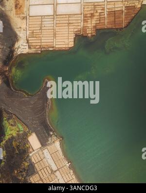 Aus der Vogelperspektive der Laguna de Janubio und Salinas de Janubio Salinen, Yaiza, Lanzarote, Kanarischen Inseln, Spanien. Stockfoto