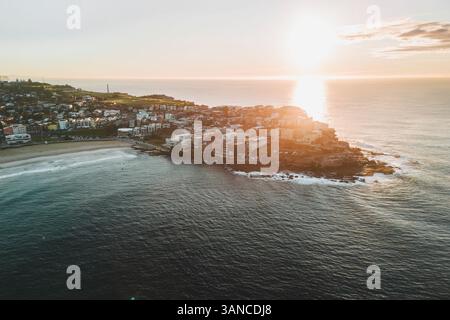 Blick aus der Vogelperspektive auf den Strand von bondi mit ruhigem Meer und der Skyline der Küste, Nord-bondi, sydney, australien. Stockfoto