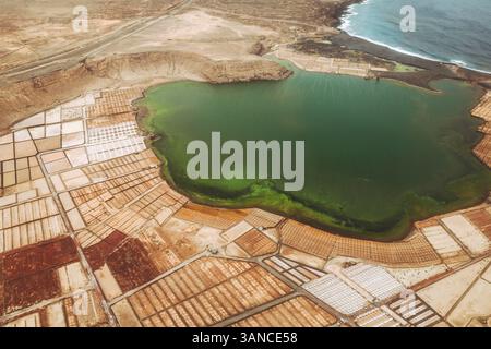 Blick aus der Vogelperspektive auf Salzwiesen und Lagune in Laguna de Janubio, Yaiza, Lanzarote, Spanien. Stockfoto