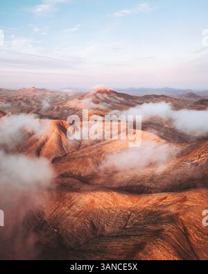 Luftaufnahme der majestätischen Berglandschaft am Mirador Astronomico de Sicasumbre, Fuerteventura, Kanarischen Inseln, Spanien. Stockfoto