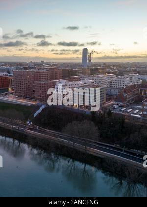 Luftaufnahme des Olympischen Dorfes der Athleten für die Olympischen Spiele von Paris 2024 bei Sonnenaufgang, Saint-Ouen, Ile-de-France, Frankreich Stockfoto