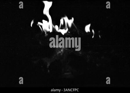 Schwarzweißfoto von Flammen – dynamischer Kontrast zwischen Licht und Dunkelheit, abstrakte Feuerfotografie Stockfoto